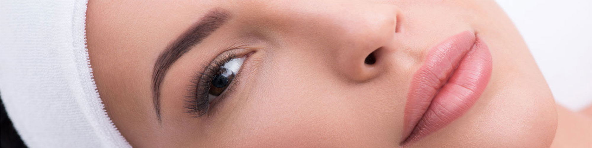 Frauengesicht mit Permanent Make Up Lippen Augenbrauen Augenkontur