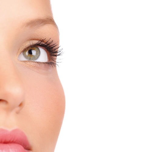 Gesicht einer Frau mit Augengrauen- Lidstrich- und Lippenkonturpigmentierung